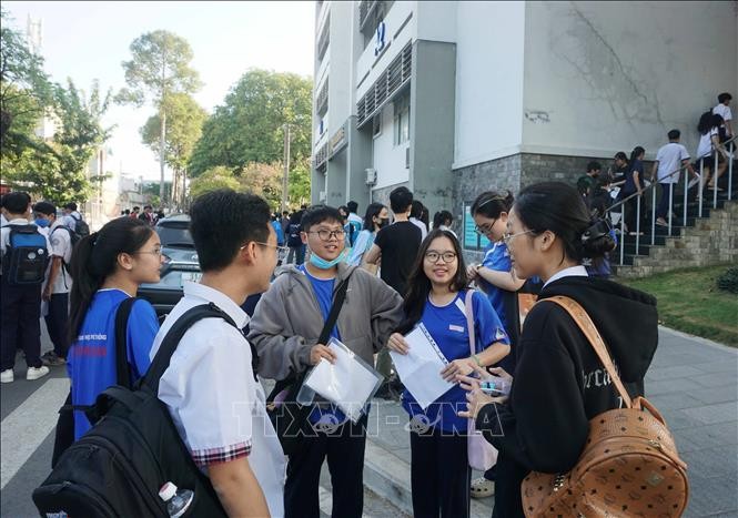 Thí sinh trước giờ dự thi kỳ thi Đánh giá năng lực Đại học Quốc gia TP Hồ Chí Minh đợt 1, sáng 30/3/2025. Ảnh: Thu Hoài/TTXVN.