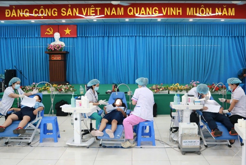 Trung tâm y tế Quận 6 thực hiện khám, kiểm tra sức khỏe răng miệng, điều trị dự phòng cho học sinh dưới sự giám sát, hỗ trợ của Bệnh viện Răng Hàm Mặt Trung Ương TP Hồ Chí Minh. Ảnh: TTXVN.
