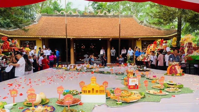 Mâm lễ dâng cúng Tổ nghề đầu bếp 200 mâm xác lập kỷ lục Việt Nam.
