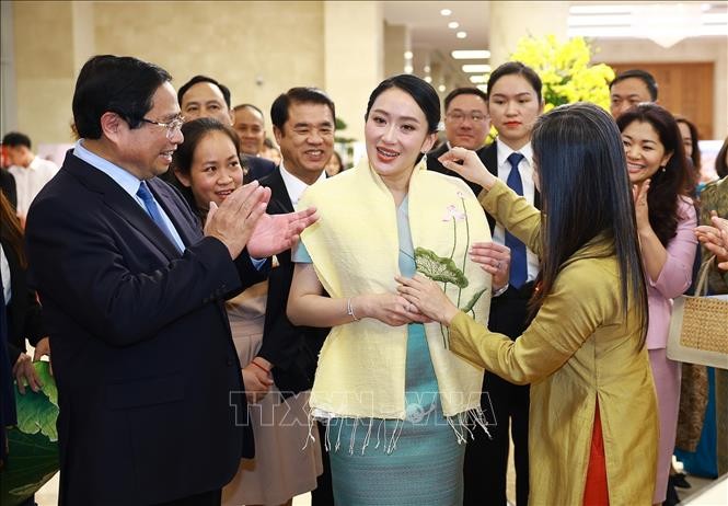 Các nghệ nhân Việt Nam tặng sản phẩm thêu tay truyền thống cho Thủ tướng Vương quốc Thái Lan Paetongtarn Shinawatra. Ảnh: Dương Giang/TTXVN