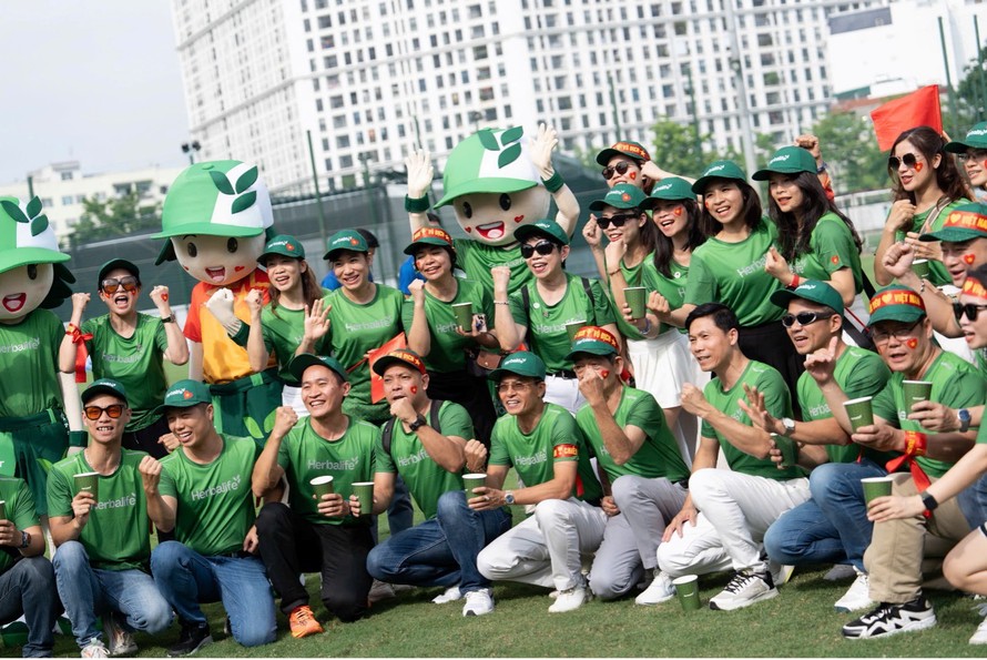 Thành viên độc lập & Nhân viên Herbalife đến sân cổ vũ cho Đội tuyển bóng đá Quốc Gia