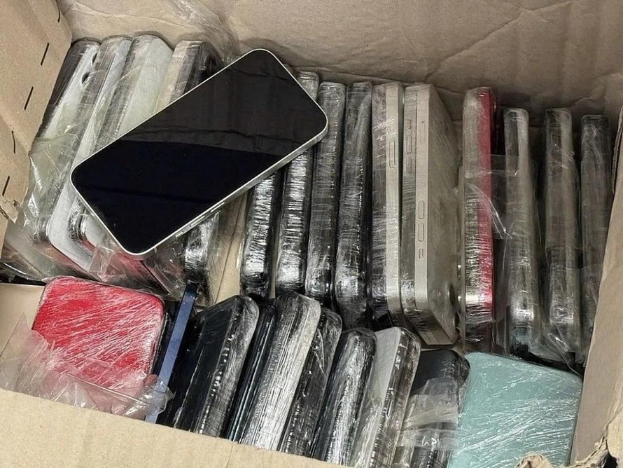Liên tiếp phát hiện vận chuyển lậu điện thoại thông minh qua đường hàng không