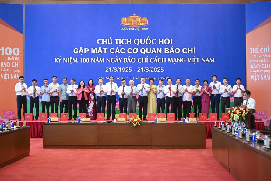 Chủ tịch Quốc hội và các đồng chí lãnh đạo Quốc hội chụp ảnh lưu niệm cùng các đại biểu tham dự buổi gặp mặt.