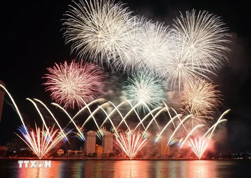 Màn biểu diễn pháo hoa rực rỡ sông Hàn trong đêm thi chủ đề “Nghệ thuật sáng tạo”. Ảnh: Quốc Dũng/TTXVN.