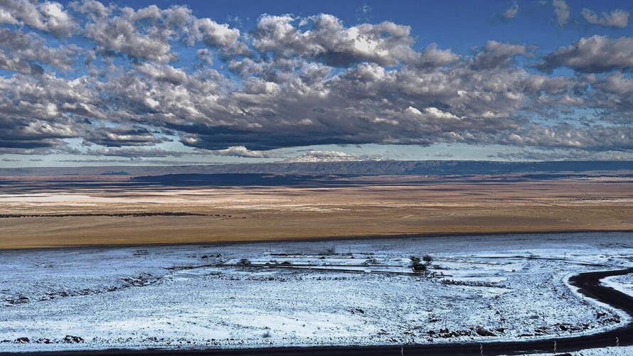Tuyết phủ trên sa mạc khô cằn nhất thế giới Atacama ở phía bắc Chile. Ảnh: AFP.