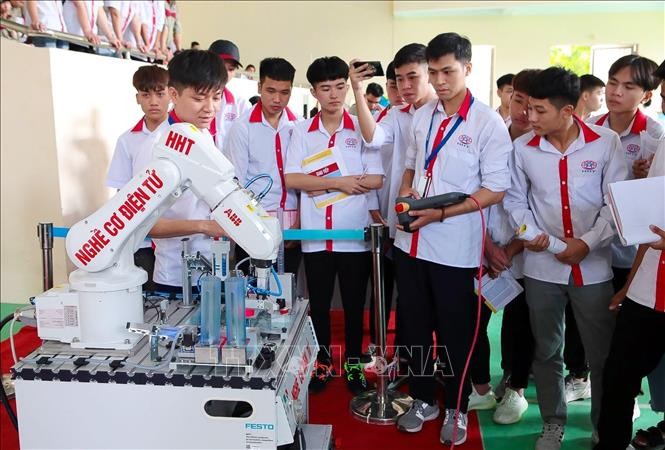 Sinh viên Trường Cao đẳng Công nghệ cao Hà Nội học nghề cơ điện tử. Ảnh: Diệu Thúy/TTXVN.