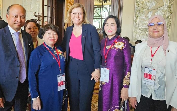 Phó Chủ tịch Quốc hội Nguyễn Thị Thanh tiếp xúc song phương tại Đại hội đồng APF-50