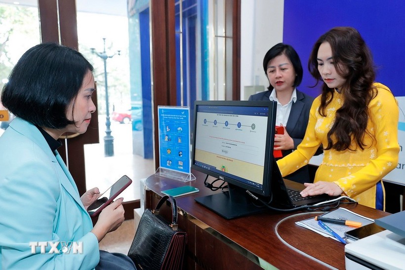 Người dân Hà Nội thực hiện dịch vụ công trực tuyến tại thành phố Hà Nội. Ảnh: Minh Quyết/TTXVN.