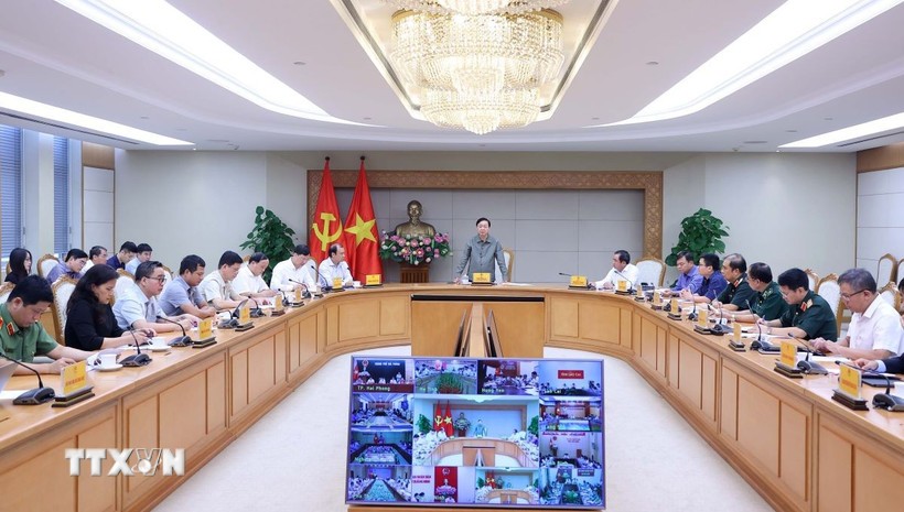 Phó Thủ tướng Trần Hồng Hà chủ trì cuộc họp ứng phó với cơn bão số 3. Ảnh: Văn Điệp/TTXVN.