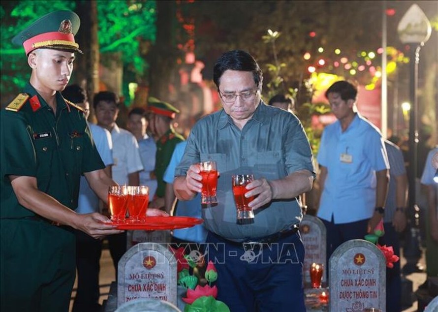 Thủ tướng Phạm Minh Chính dự Lễ thắp nến tri ân các Anh hùng liệt sĩ tại Nghĩa trang Trường Sơn