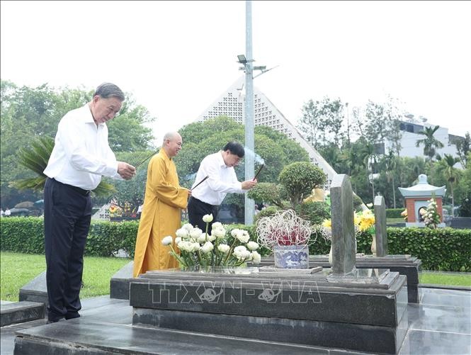 Tổng Bí thư Tô Lâm dâng hương tưởng niệm các Anh hùng, Liệt sĩ tại Điện Biên