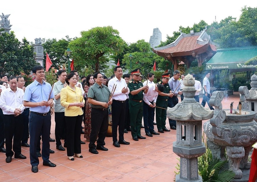 Thủ tướng Phạm Minh Chính dâng hương Chủ tịch Hồ Chí Minh và các Anh hùng liệt sĩ tại Quảng Trị