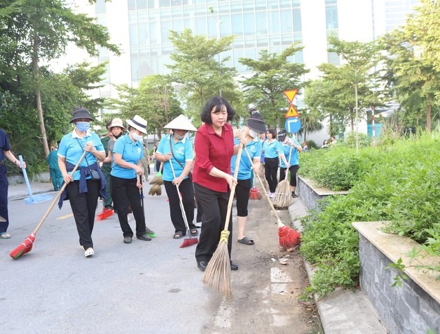 Bí thư Thành ủy Hà Nội Bùi Thị Minh Hoài tham gia cùng nhân dân phường Xuân Đỉnh dọn vệ sinh môi trường