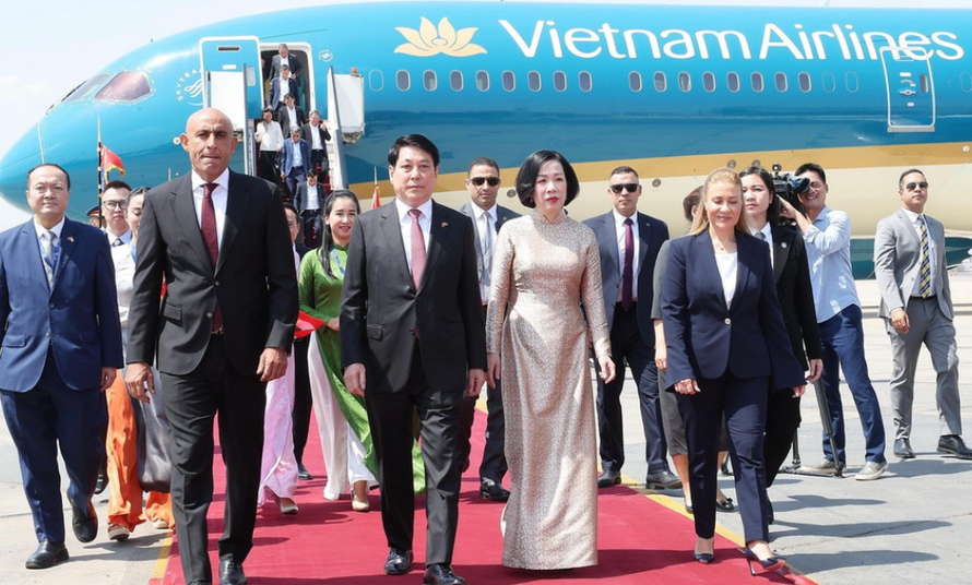 Chủ tịch nước Lương Cường và Phu nhân tại sân bay quốc tế Cairo, Ai Cập