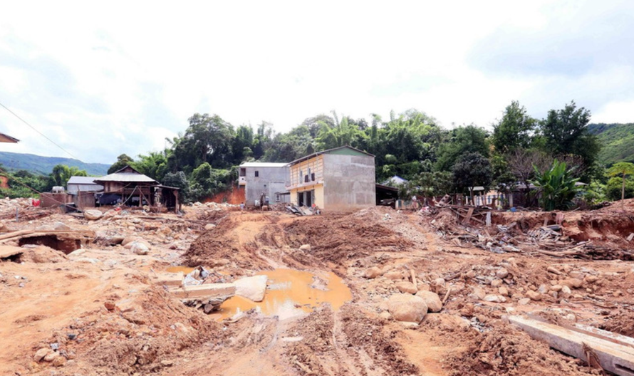 Hiện trường hoang tàn tại xã Chiềng Sơ sau khi lũ quét qua. 