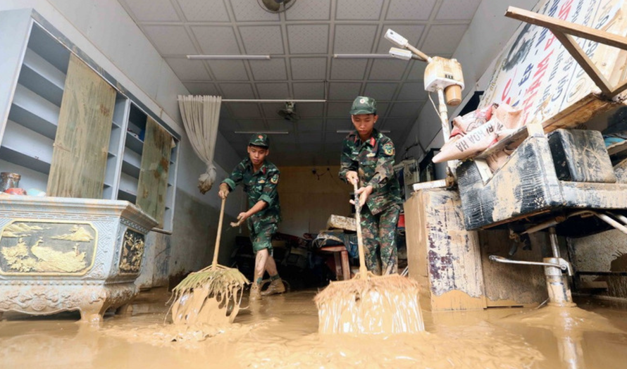 Lực lượng quân đội hỗ trợ người dân tổ 4, xã Sông Mã, Sơn La, thu gom bùn đất, cành cây, rác bị tràn về trong đợt lũ vừa qua.