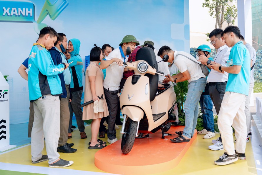 Mẫu Evo Grand nhận được sự quan tâm lớn tại sự kiện “Ngày hội xanh – Thu xe xăng, Lên đời xe xanh”.