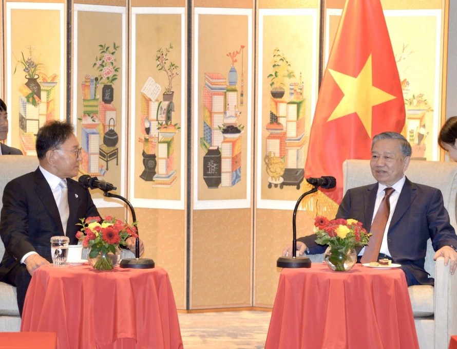 Tổng Bí thư Tô Lâm tiếp nguyên Tổng Lãnh sự danh dự Việt Nam Park Soo Kwan tại Hàn Quốc