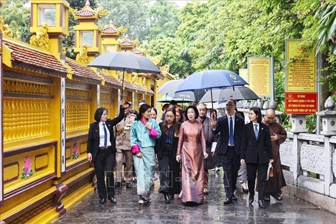 Phu nhân Chủ tịch nước và Hoàng hậu Bhutan thăm chùa Trấn Quốc