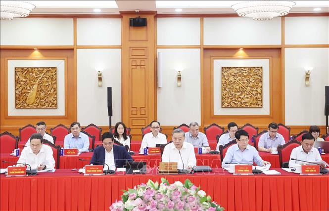 Bộ Chính trị cho ý kiến về công tác chuẩn bị Đại hội Đảng bộ thành phố Hà Nội và Đảng bộ Thành phố Hồ Chí Minh