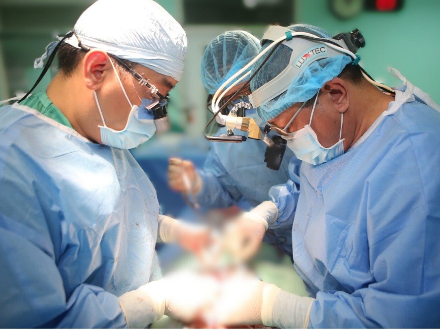 TTƯT Trần Hoài Ân cùng ekip thực hiện phẫu thuật cho bệnh nhân 