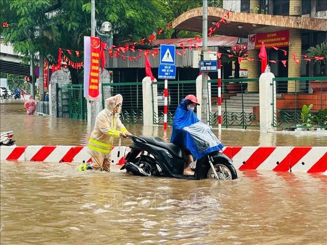 Mưa lớn gây ngập lụt, Công an Hà Nội túc trực tại các "điểm nóng" hỗ trợ người dân