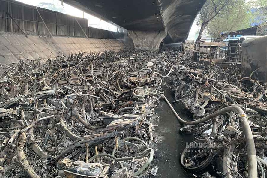 Khẩn trương điều tra nguyên nhân vụ cháy bãi xe dưới chân cầu Vĩnh Tuy​