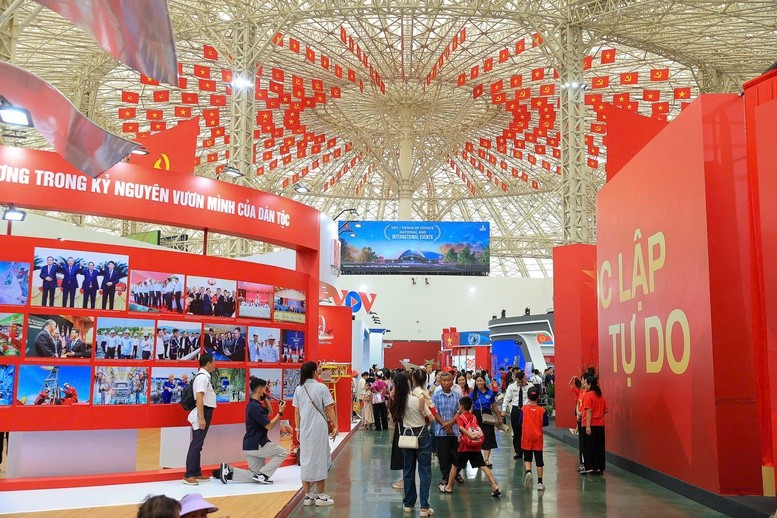 Triển lãm Thành tựu đất nước là sự kiện tâm điểm, thu hút đông đảo người dân và du khách. Ảnh: VGP.