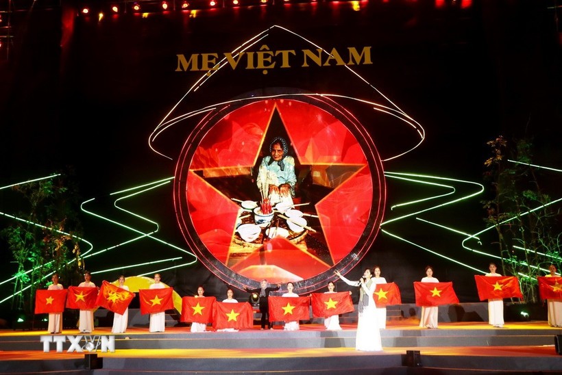 Chương trình nghệ thuật “Lòng mẹ-Mẹ Việt Nam” như một sự tri ân đến các Mẹ Việt Nam Anh hùng, những người mẹ được sử sách lưu danh và những người mẹ thầm lặng khác. Ảnh: Võ Dung/TTXVN.