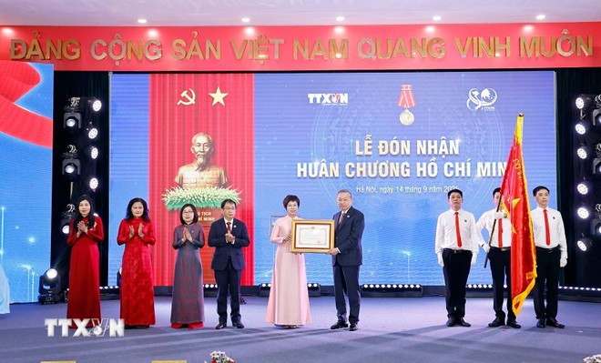 Tổng Bí thư Tô Lâm trao Huân chương Hồ Chí Minh lần thứ ba cho Thông tấn xã Việt Nam. Ảnh: Doãn Tấn/TTXVN.