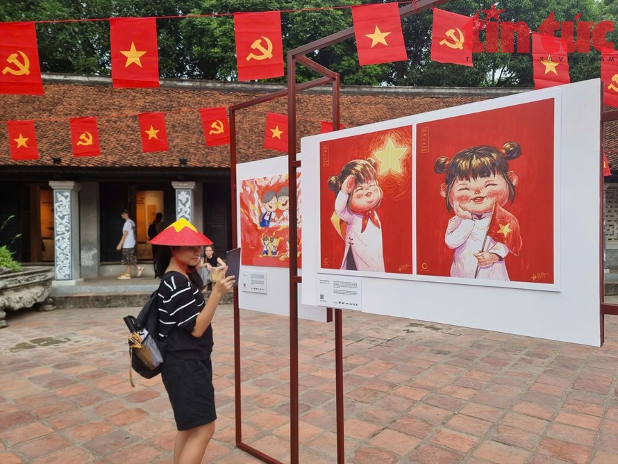 Triển lãm được tổ chức tại di tích Văn Miếu - Quốc Tử Giám nên cũng thu hút nhiều du khách quan tâm đến sự kiện.