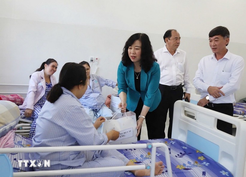 Bộ trưởng Y tế Đào Hồng Lan thăm bệnh nhân đang điều trị tại Trung tâm Y tế Quân Dân y Côn Đảo. Ảnh: TTXVN.