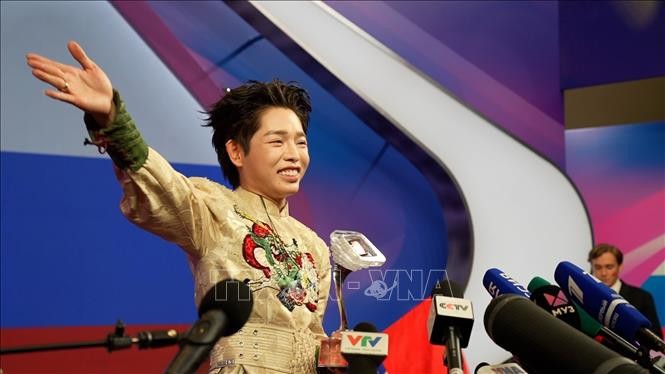 Đức Phúc trả lời họp báo sau khi giành cúp Intervision 2025. Ảnh: Trần Hải/TTXVN.