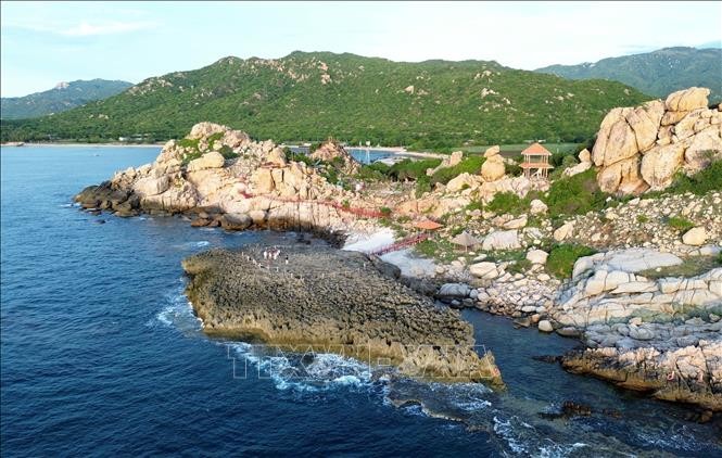 Hang Rái với vẻ đẹp hoang sơ và địa hình độc đáo.