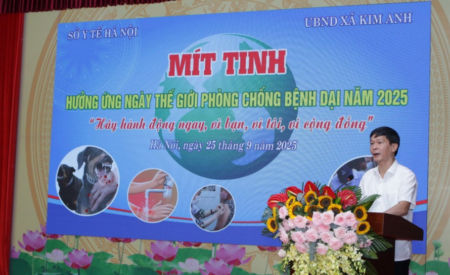 Phó Giám đốc Sở Y tế Hà Nội Vũ Cao Cương phát biểu tại lễ mít tinh