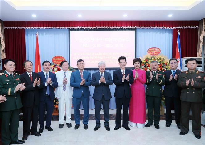 Tối 2/10/2025, tại Hà Nội, Đại sứ quán Triều Tiên tại Việt Nam tổ chức chiêu đãi nhân dịp kỷ niệm 80 năm ngày thành lập Đảng Lao động Triều Tiên (10/10/1954 - 10/10/2025). Đồng chí Đỗ Văn Chiến, Ủy viên Bộ Chính trị, Bí thư Trung ương Đảng, Chủ tịch Ủy ban Trung ương Mặt trận Tổ quốc Việt Nam đến dự. Ảnh: An Đăng/TTXVN