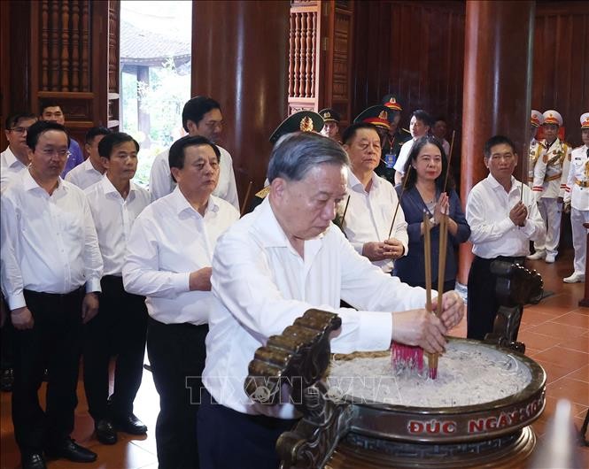 Tổng Bí thư Tô Lâm dâng hương tưởng nhớ Chủ tịch Hồ Chí Minh tại Nghệ An