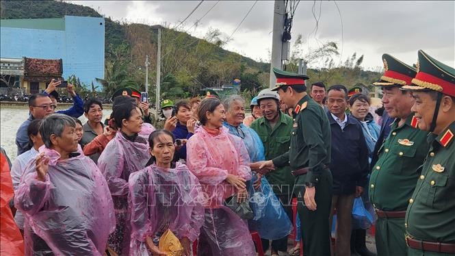 Đại tướng Phan Văn Giang tới thăm, động viên nhân dân vùng rốn lũ xã Tuy Phước và Tuy Phước Đông