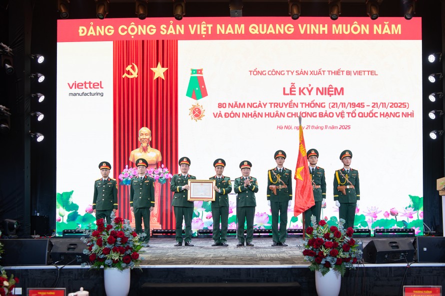 Tổng Công ty 80 năm truyền thống của Tập đoàn Viettel nhận Huân chương Bảo vệ Tổ quốc, đặt mục tiêu 16.000 tỷ