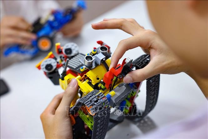 Bộ thiết bị giáo dục thông minh - VRobot sau khi được hoàn thện sẽ giúp học sinh hiểu biết về lập trình, có thể tự sáng tạo riêng cho mình. Ảnh minh họa: Thanh Tùng/TTXVN