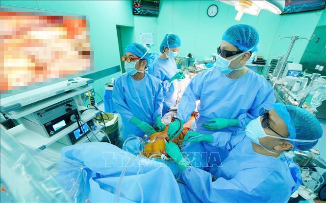Các bác sĩ Bệnh viện Đại học Y dược Thành phố Hồ Chí Minh thực hiện phẫu thuật nội soi 3D thay van động mạch chủ kết hợp bắc cầu mạch vành. Ảnh: TTXVN phát