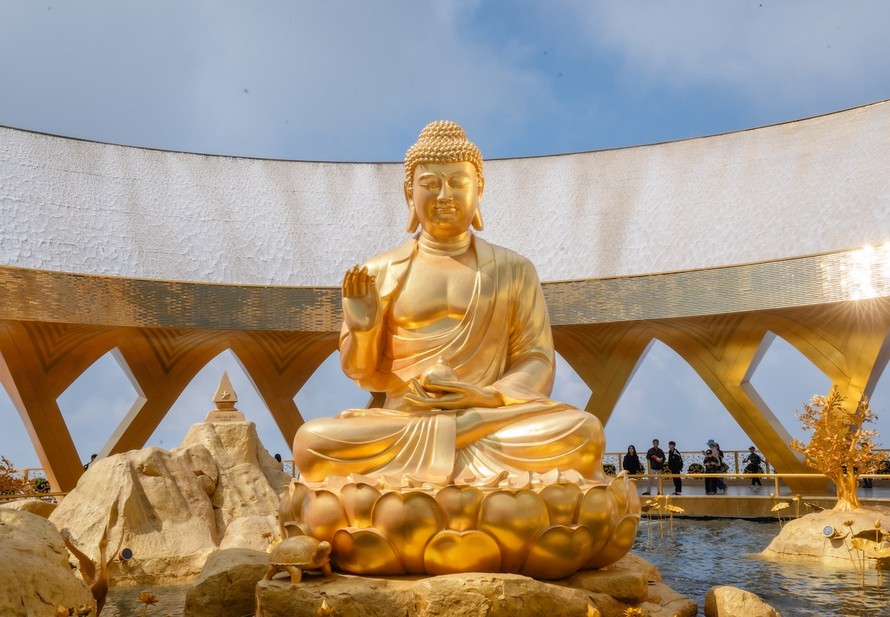 Ngự trên đài sen giữa hồ Ưu đàm, Tôn thượng Đức Câu Na Hàm mang vẻ đẹp từ bi và sự tĩnh lặng.