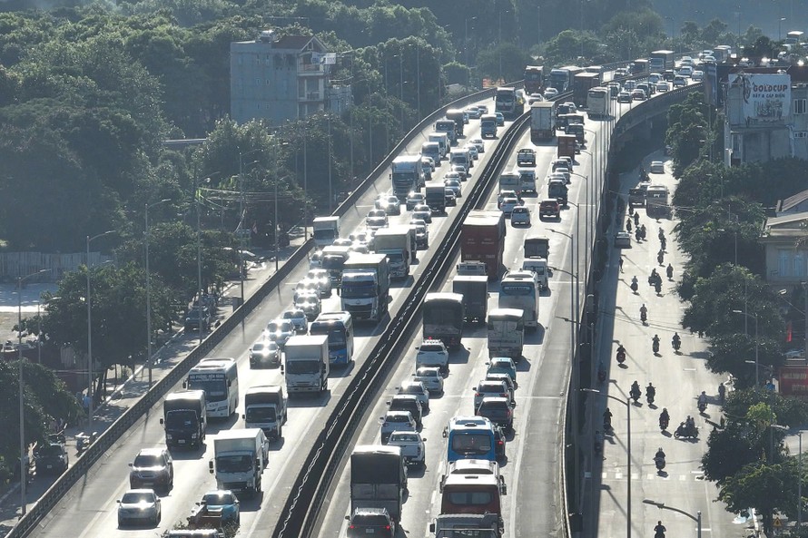 Tuân thủ quy định tham gia giao thông trên cao tốc khi lưu lượng phương tiện tăng cao dịp Tết