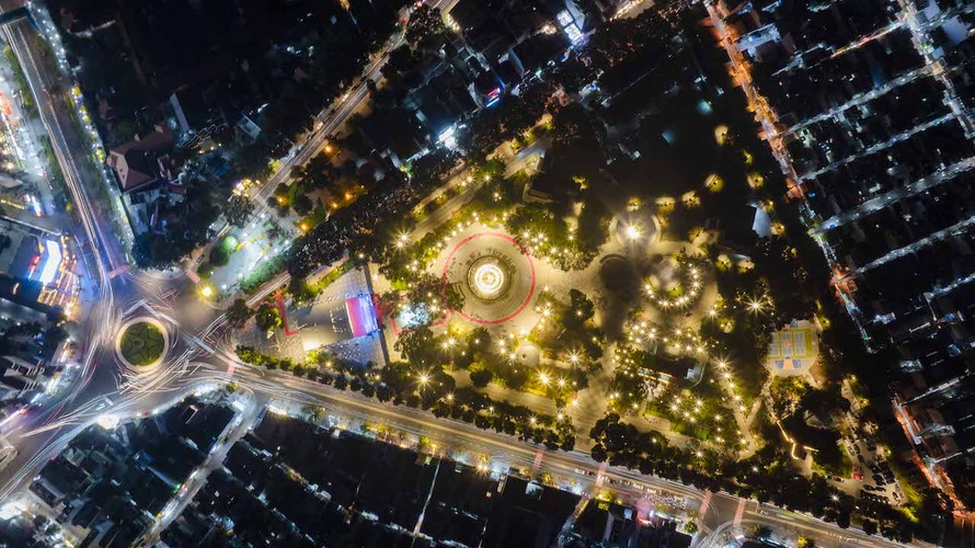 Công viên số 1 Lý Thái Tổ tạo ra một “khoảng lặng xanh” giữa trung tâm siêu đô thị TP HCM