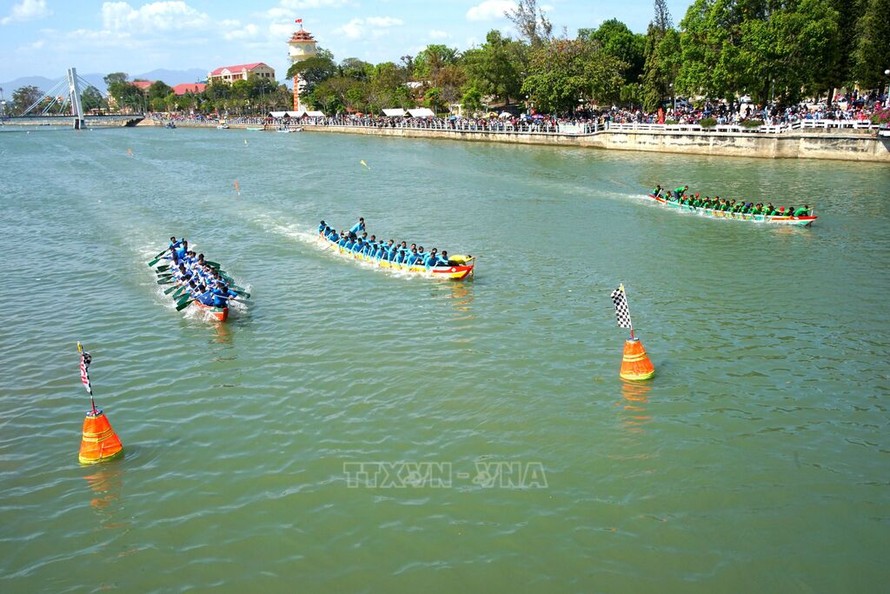 Tưng bừng Lễ hội đua thuyền mừng Xuân Bính Ngọ trên sông Cà Ty