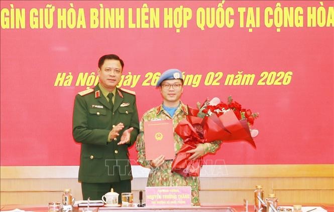 Trao quyết định của Chủ tịch nước cho sĩ quan đi làm nhiệm vụ gìn giữ hòa bình tại Trung Phi