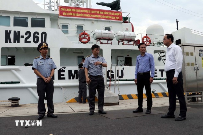 Đồng chí Nguyễn Văn Thọ, Phó Chủ tịch Thường trực Hội đồng Nhân dân, Phó Chủ tịch Thường trực Ủy ban bầu cử Thành phố Hồ Chí Minh kiểm tra công tác chuẩn bị phục vụ bầu bầu cử sớm tại tàu Kiểm ngư 260. (Ảnh: Đoàn Mạnh Dương/TTXVN)