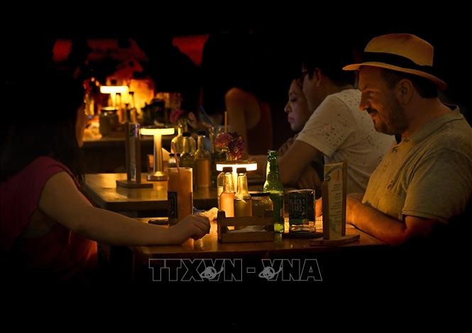 Người dân dùng bữa trong khách sạn phải thắp đèn chạy bằng pin khi sự cố mất điện xảy ra ở thủ đô Havana, Cuba. Ảnh tư liệu: THX/TTXVN