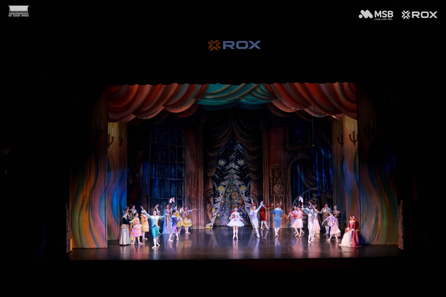 Đêm 25/3/2026, các nghệ sĩ Russian State Ballet cùng Dàn nhạc Giao hưởng Hà Nội, Hợp xướng Gió Xanh và Nhạc trưởng Trần Nhật Minh, đưa khán giả bước vào thế giới kỳ ảo của vở ballet kinh điển “Kẹp hạt dẻ”.