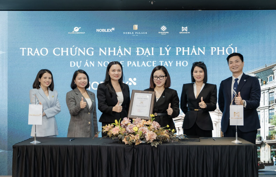 Đại diện NobleX Group trao Chứng nhận Tổng Đại lý cho Grand M
